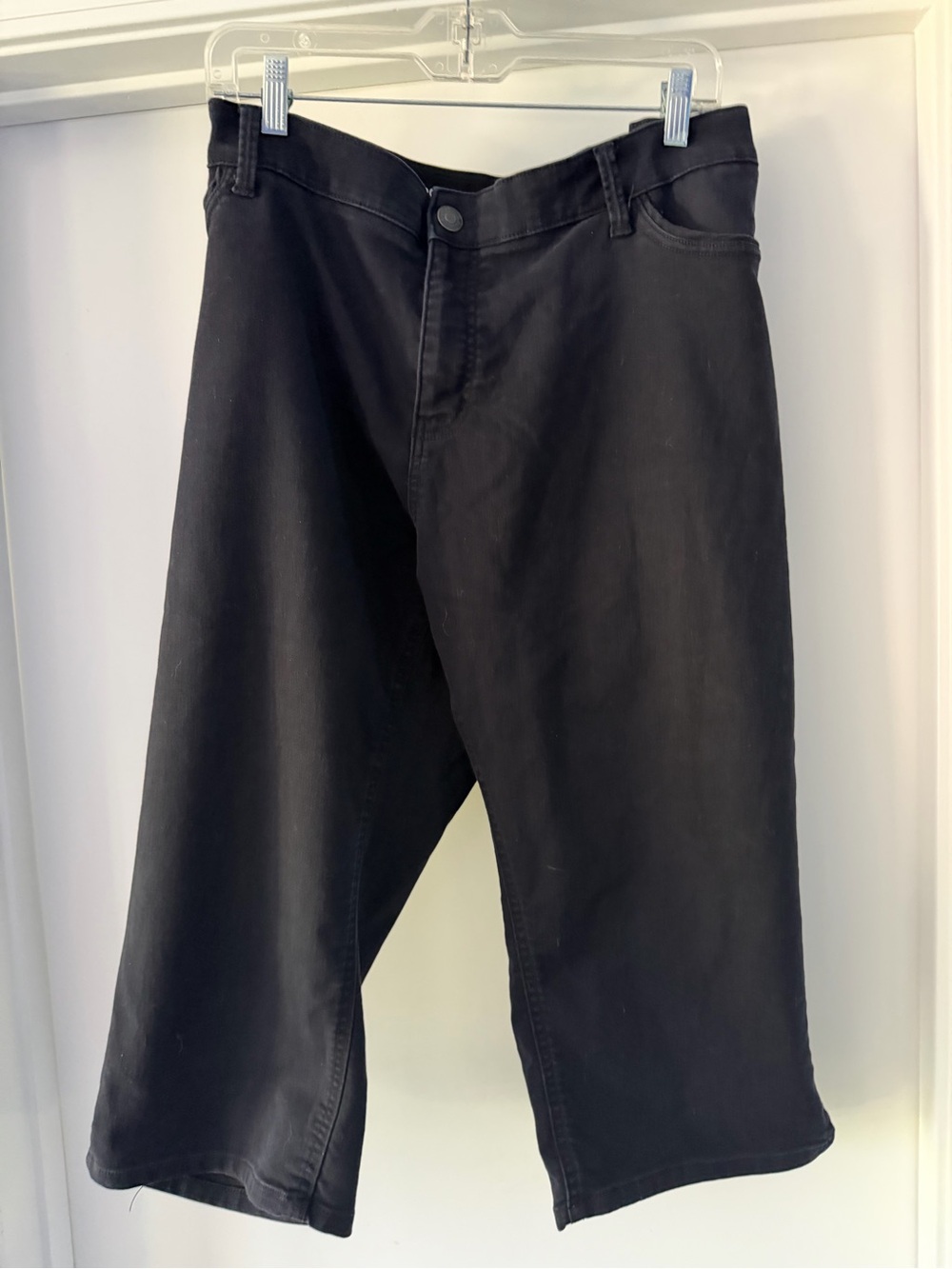 Liz Claiborne-Black Capris